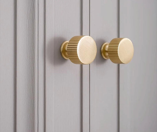 Knoppen in messing met kruisreliëf - klassiek