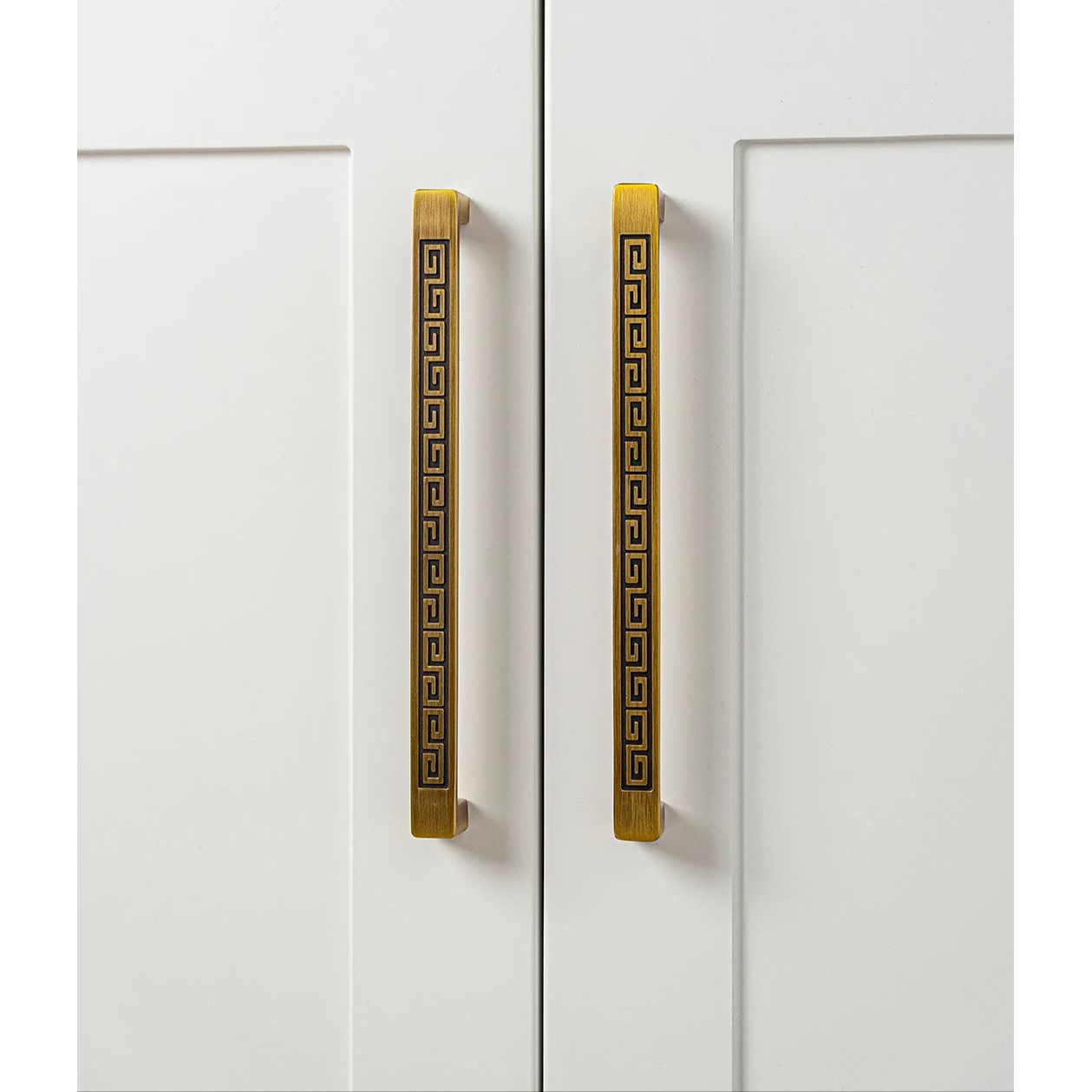 Messing kastgrepen met Grieks patroon op witte kastdeuren, luxe hardware Aurel