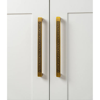 Messing kastgrepen met Grieks patroon op witte kastdeuren, luxe hardware Aurel
