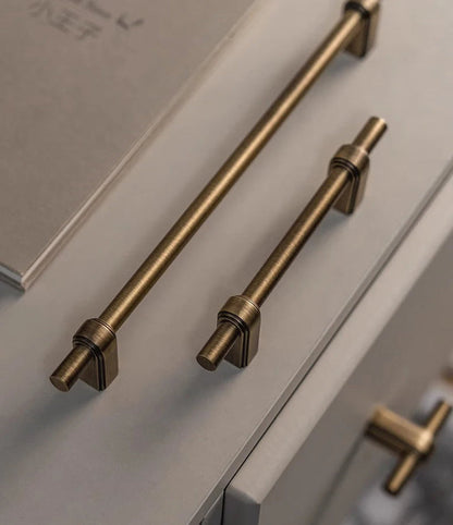 Moderne messing meubelgrepen op een kast, luxe hardware voor interieur, Aurel