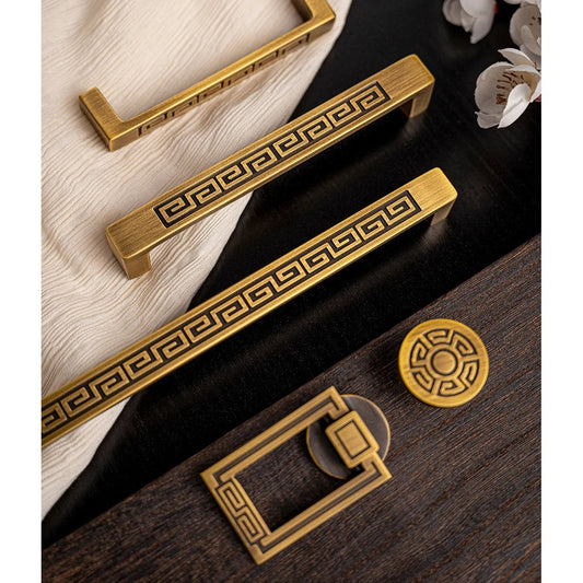Gouden messing knoppen en grepen met klassiek patroon op houten ondergrond, luxe interieurhardware