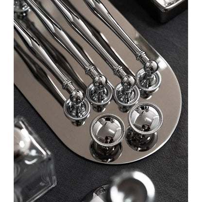 Glanzende chromen knoppen en grepen van Aurel op elegante metalen plaat, luxe meubelbeslag