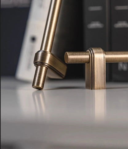 Luxe messing kastgreep op een modern wit oppervlak, geschikt voor moderne interieurs.