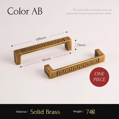 Massief messing meubelgreep in antieke afwerking met modern patroon, 108mm, Aurel luxery hardware.