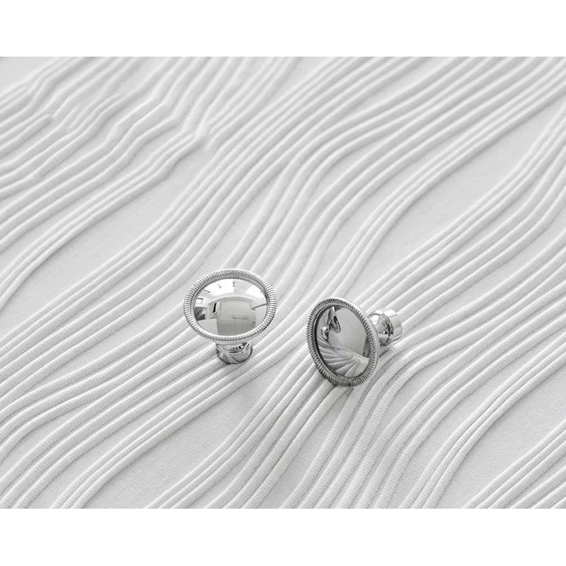 Zilverkleurige luxe meubelknoppen met spiegelafwerking op geribbeld wit textiel, Aurel hardware