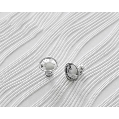 Zilverkleurige luxe meubelknoppen met spiegelafwerking op geribbeld wit textiel, Aurel hardware