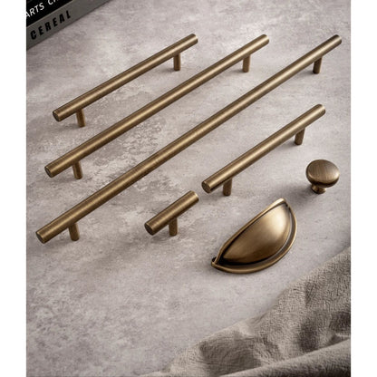 Luxe messing knoppen en grepen op stenen ondergrond, geschikt voor modern en klassiek interieur.