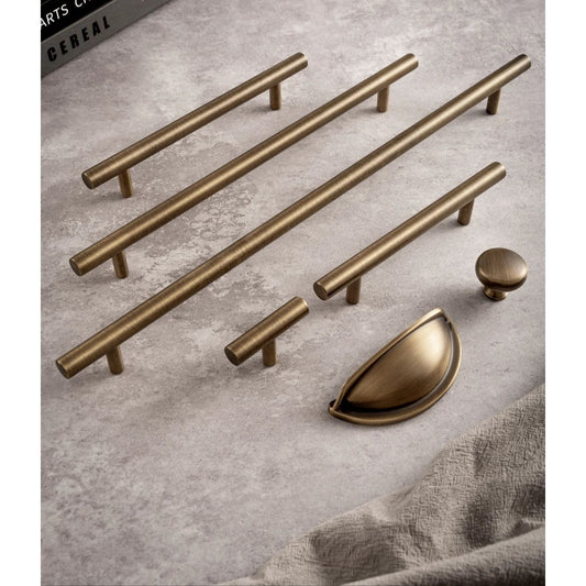 Luxe messing knoppen en grepen op stenen ondergrond, geschikt voor modern en klassiek interieur.