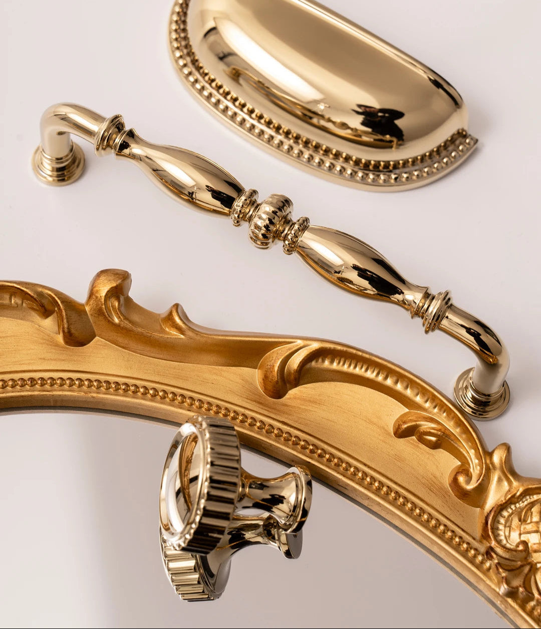 Gouden deurknop, handgreep en sierlijke lijst van Aurel luxury hardware voor interieur