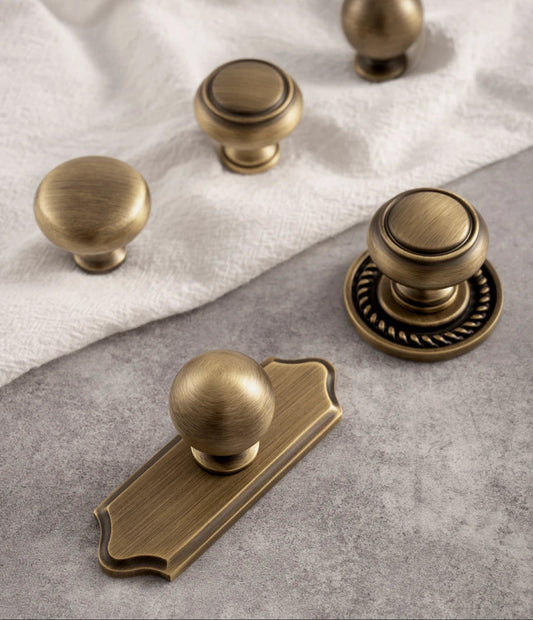 Luxe messing knoppen en grepen van Aurel op marmeren ondergrond, geschikt voor modern en klassiek interieur.