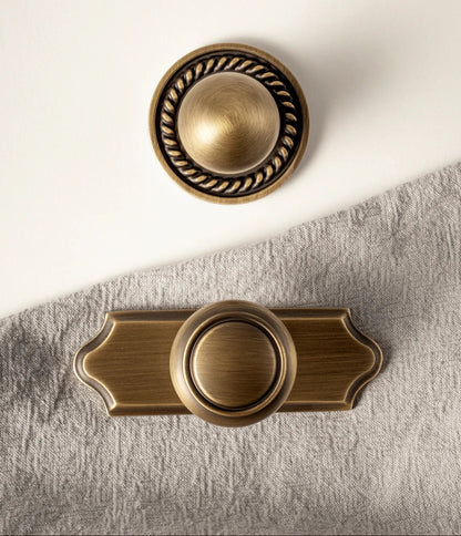 Twee luxe messing meubelknoppen van Aurel luxery hardware op lichte achtergrond
