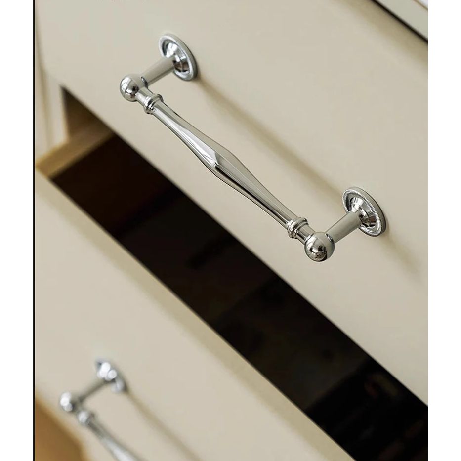 Luxe chromen ladegreep op beige kast, modern Aurel hardware voor interieur