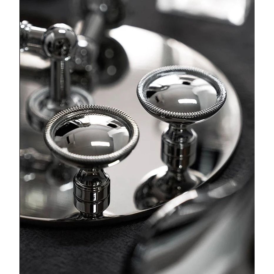 Luxe chromen deurknoppen van Aurel luxury hardware op glanzend oppervlak, modern design