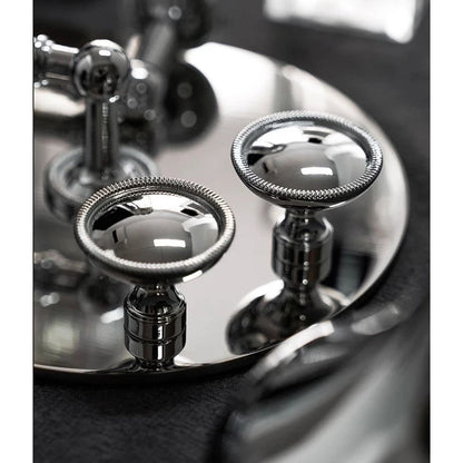 Luxe chromen deurknoppen van Aurel luxury hardware op glanzend oppervlak, modern design