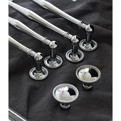 Chroom knoppen en grepen Aurel luxury hardware op zwarte stof, modern en elegant design