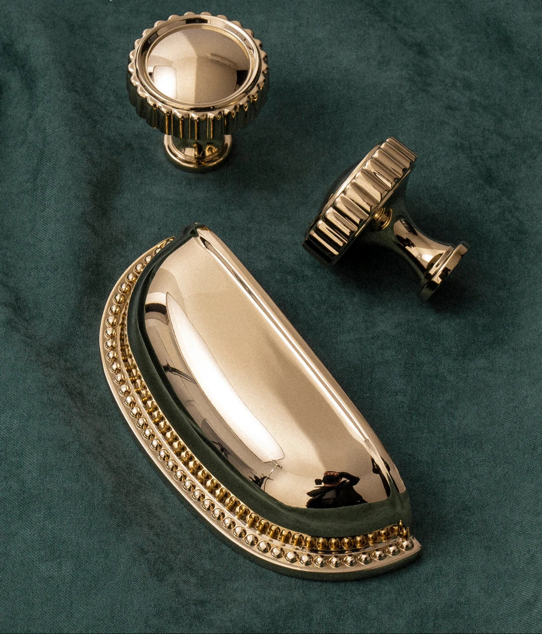 Gouden knoppen en luxe greep op groene stof, Aurel luxery hardware interieuraccessoires