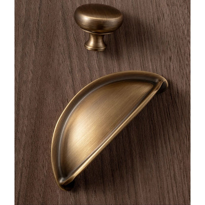 Messing kastknop en komgreep op houten oppervlak, luxe hardware voor interieurs