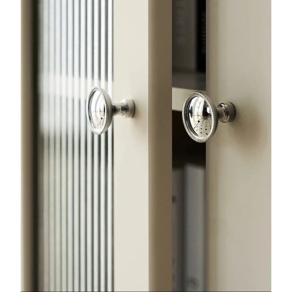 Luxe metalen meubelknoppen op beige kastdeur, geschikt voor modern interieur