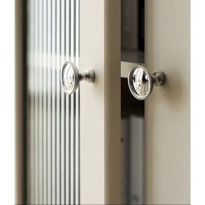 Luxe metalen meubelknoppen op beige kastdeur, geschikt voor modern interieur