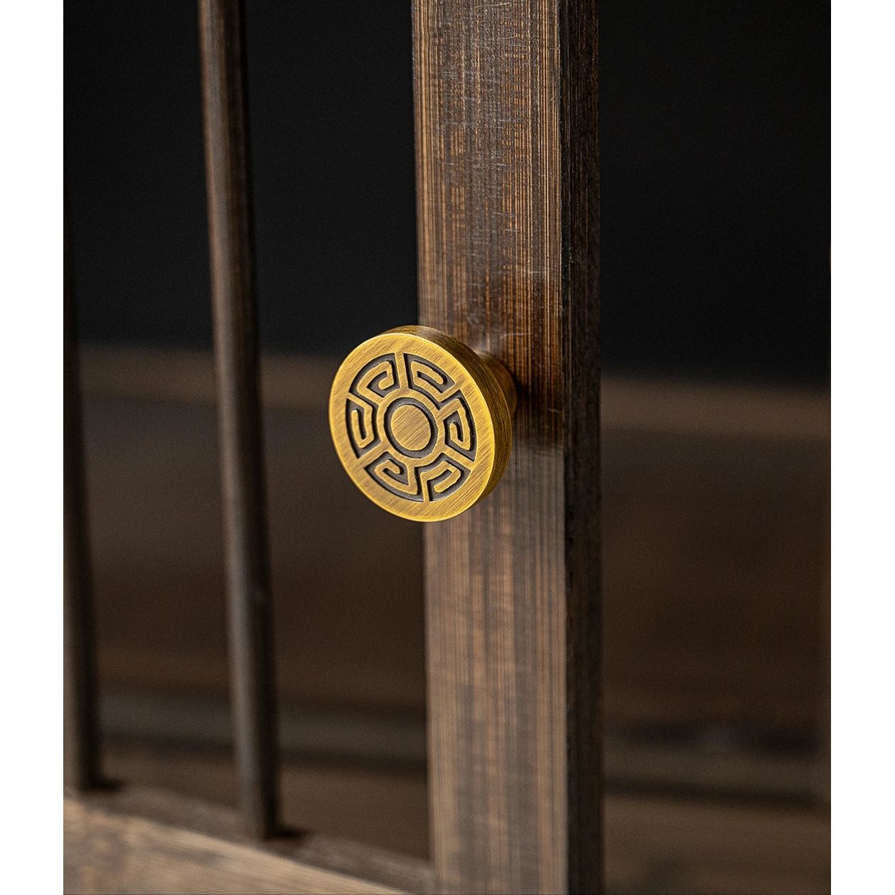 Gouden meubelknop met gravure op houten kast, luxe hardware voor modern interieur