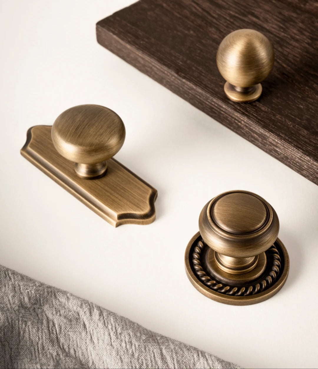 Aurel luxe messing knoppen en grepen op witte ondergrond, geschikt voor moderne interieurs