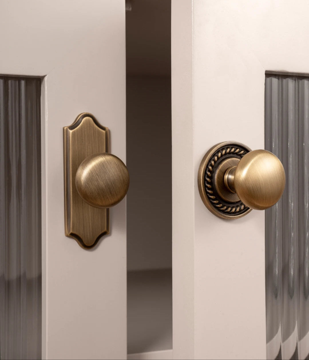 Twee luxe messing knoppen op kastdeuren, perfect voor moderne en klassieke interieurs.
