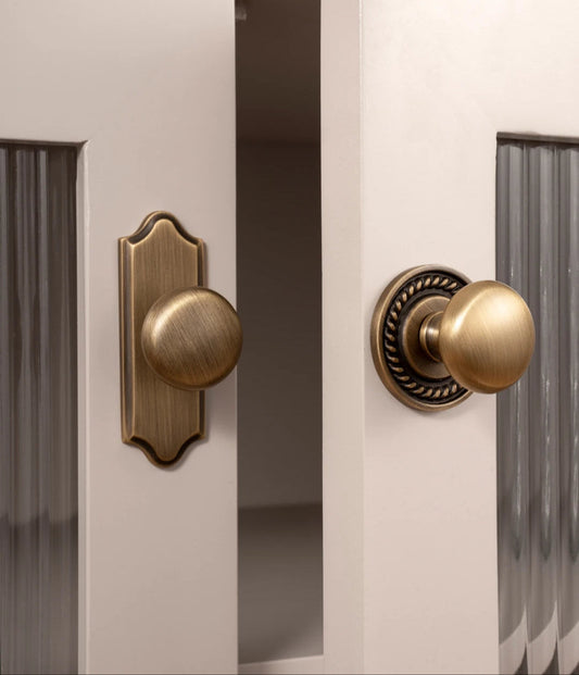Twee luxe messing knoppen op kastdeuren, perfect voor moderne en klassieke interieurs.