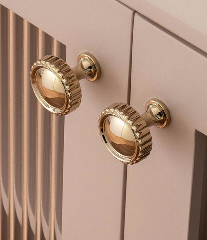 Gouden luxe knopgrepen op beige kast, Aurel luxury hardware voor moderne interieurs