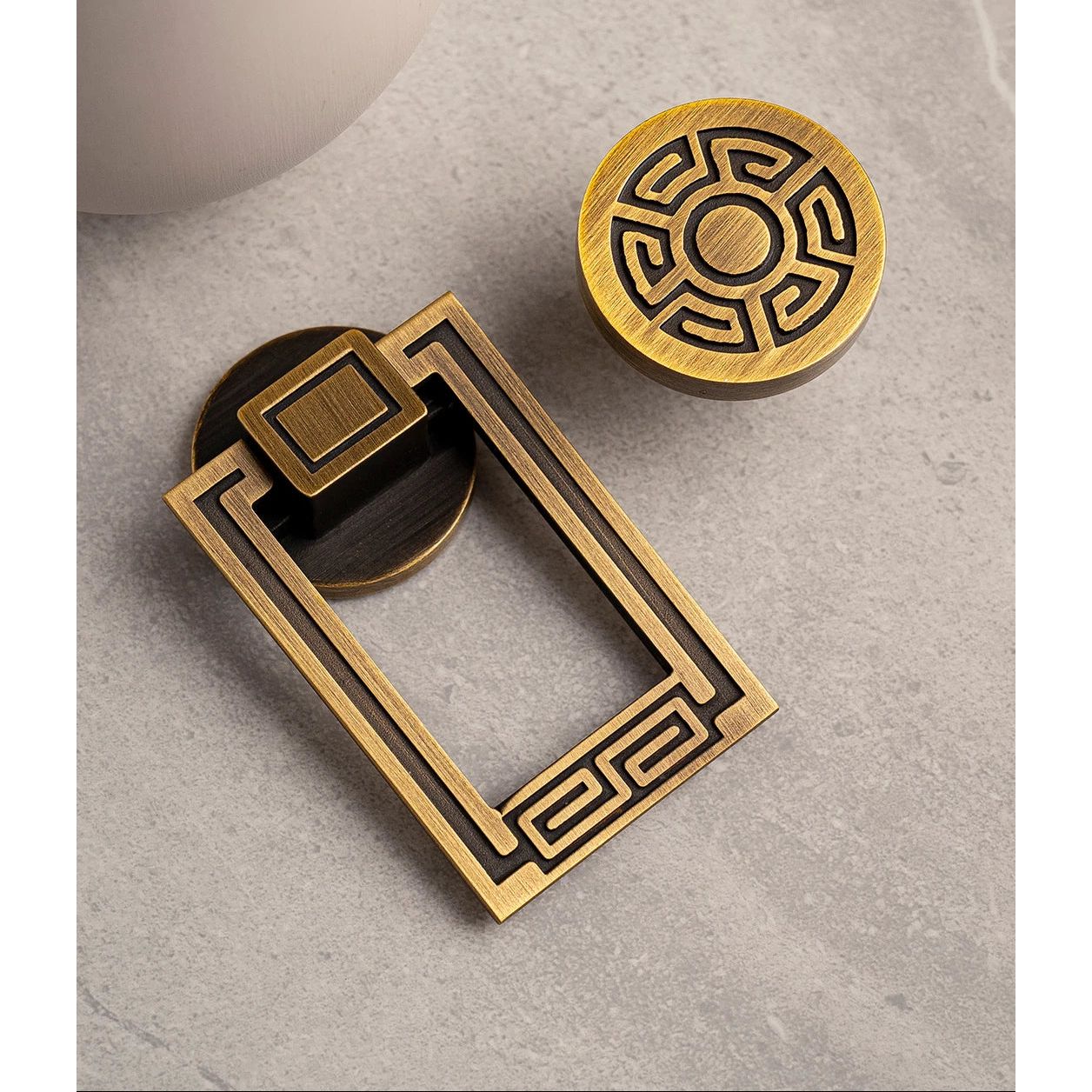 Luxe messing kastknop en greep met geometrisch patroon, Aurel luxury hardware, moderne stijl