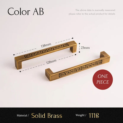 Massieve messing meubelgreep met antiek bronzen afwerking en Griekse patroon, 138 mm, Aurel luxery hardware.