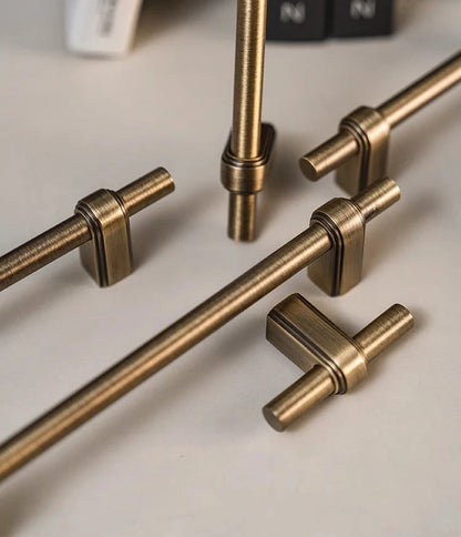 Bronskleurige meubelgrepen en knoppen van Aurel luxury hardware voor moderne interieurs