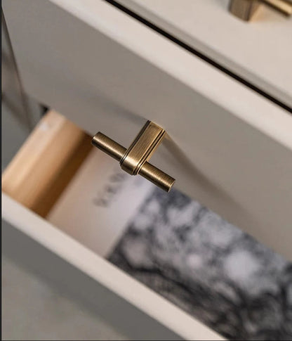 Messing kastknop op lade, Aurel luxery hardware, modern interieur detail