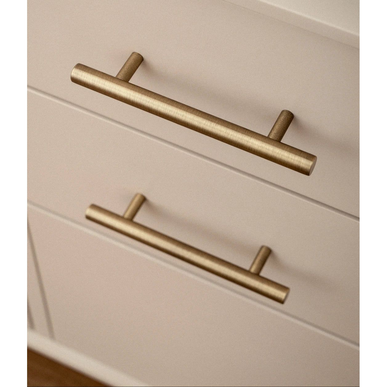 Gouden Aurel grepen op beige lade, luxe hardware voor moderne interieurs