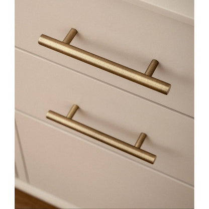 Gouden Aurel grepen op beige lade, luxe hardware voor moderne interieurs
