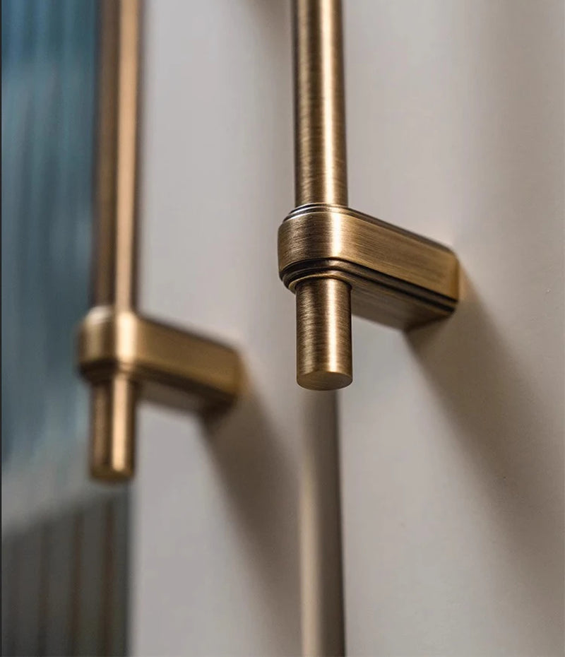 Detail van luxe messing deurgreep op kastdeur, modern interieur hardware van Aurel