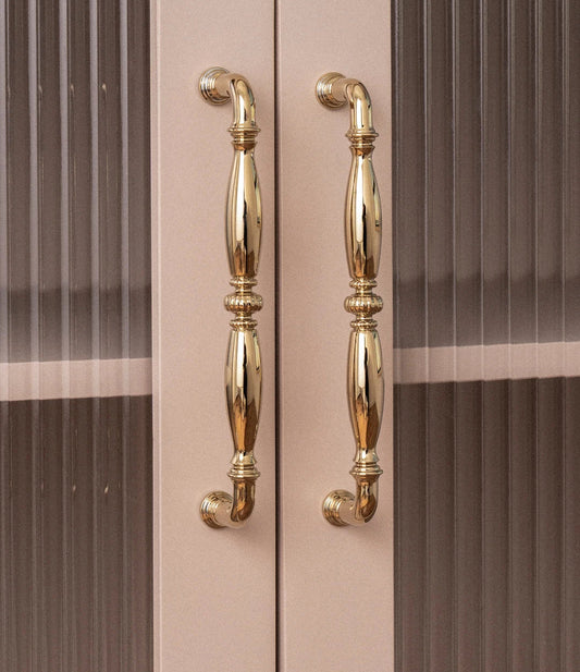 Gouden deurgrepen op beige kast met geribbeld glas, luxe Aurel hardware