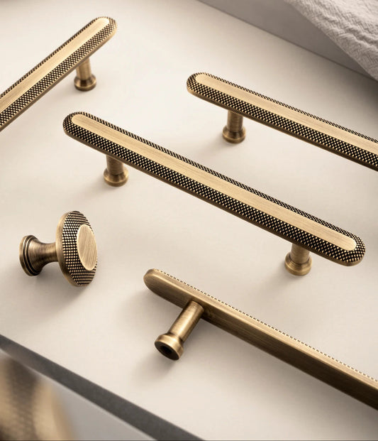Antieke Messing T-Bar Kastgrepen met Knurled Grid – Vintage Bronzen Keukenaccessoires