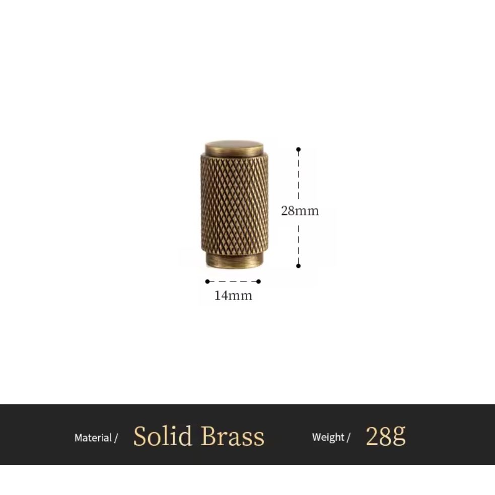 Massieve messing meubelknop, 28mm hoog, 14mm breed, luxe Aurel hardware voor interieurs.
