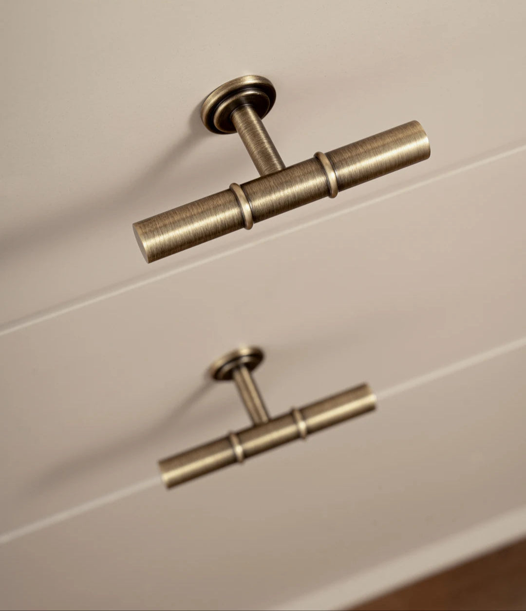 Antieke Messing T-Bar Greep & Conische Knop – Minimalistische Kastgreep