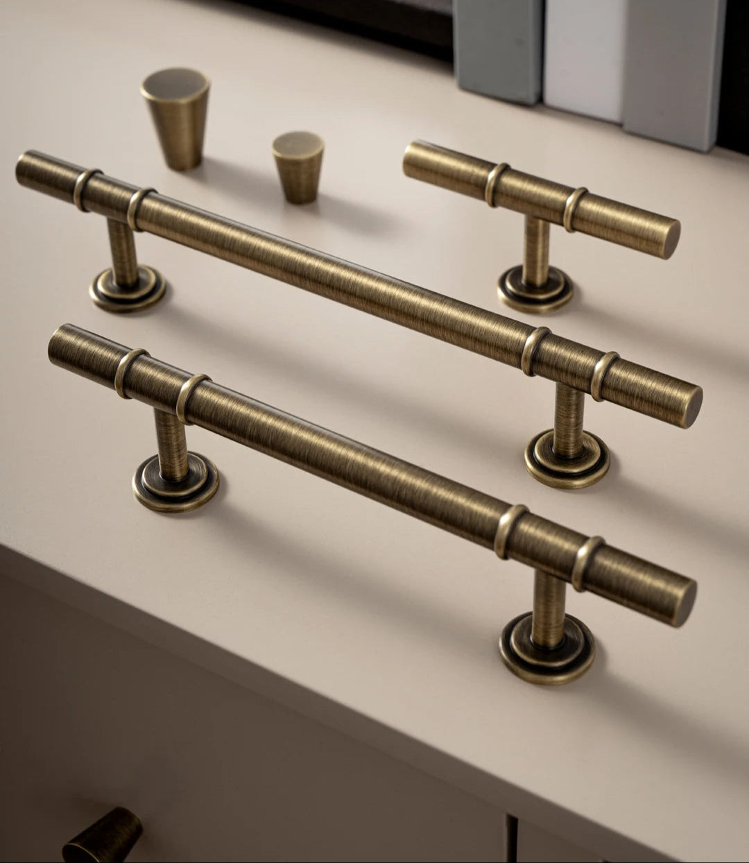 Antieke Messing T-Bar Greep & Conische Knop – Minimalistische Kastgreep