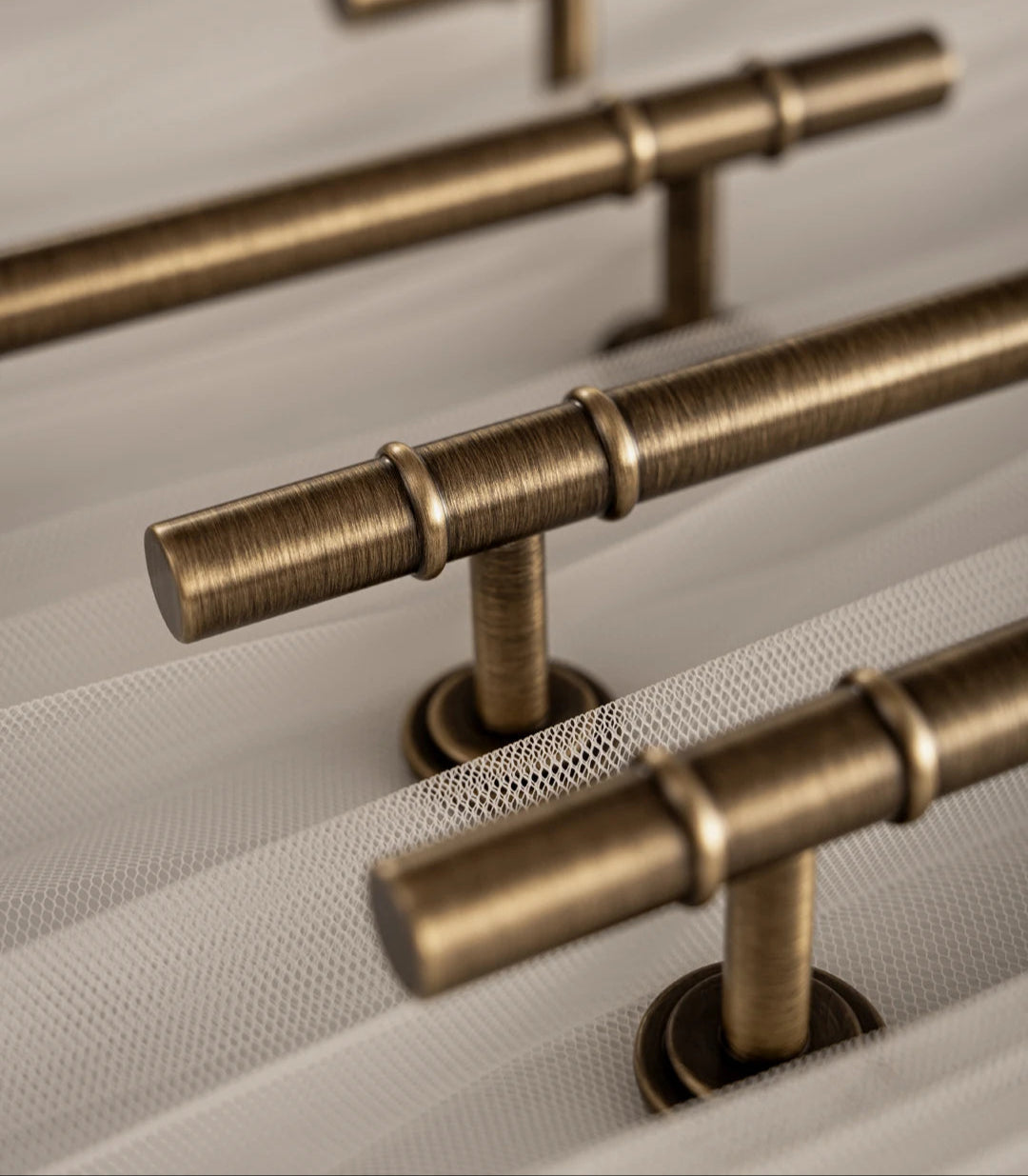 Antieke Messing T-Bar Greep & Conische Knop – Minimalistische Kastgreep