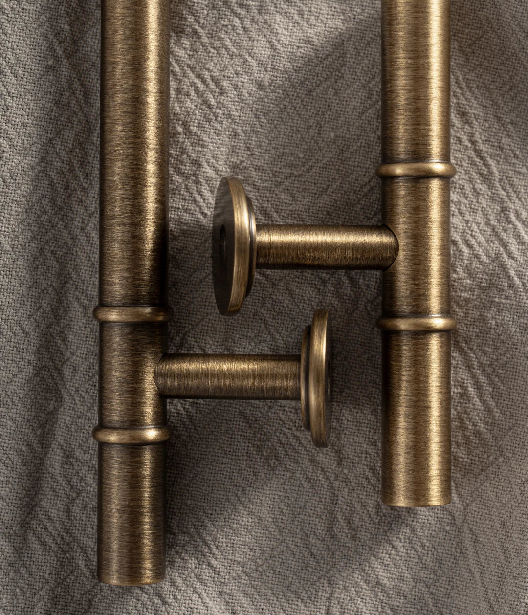 Antieke Messing T-Bar Greep & Conische Knop – Minimalistische Kastgreep