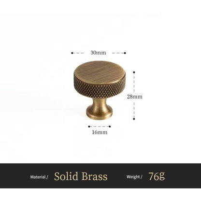 Massieve messing kastknop, Aurel luxury hardware, afmetingen 30mm x 28mm, modern design